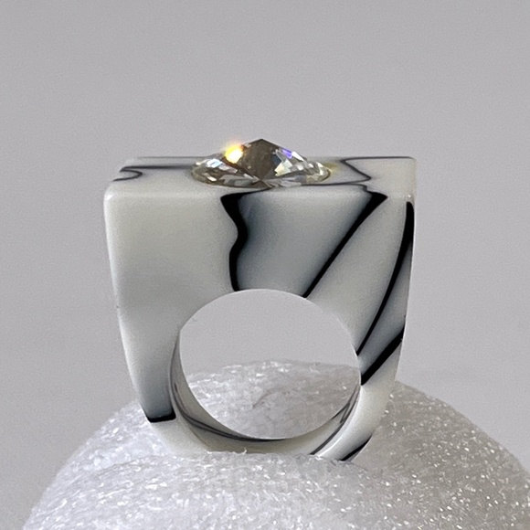 Vintage Lucite Ring Chunky White Black Marble Swirl Statement w Rhinestone - Picture 10 of 11